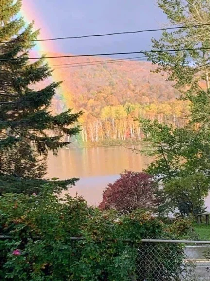 Arc-en-ciel au-dessus d'un lac et d'une forêt colorée près de la yourte de Carmen